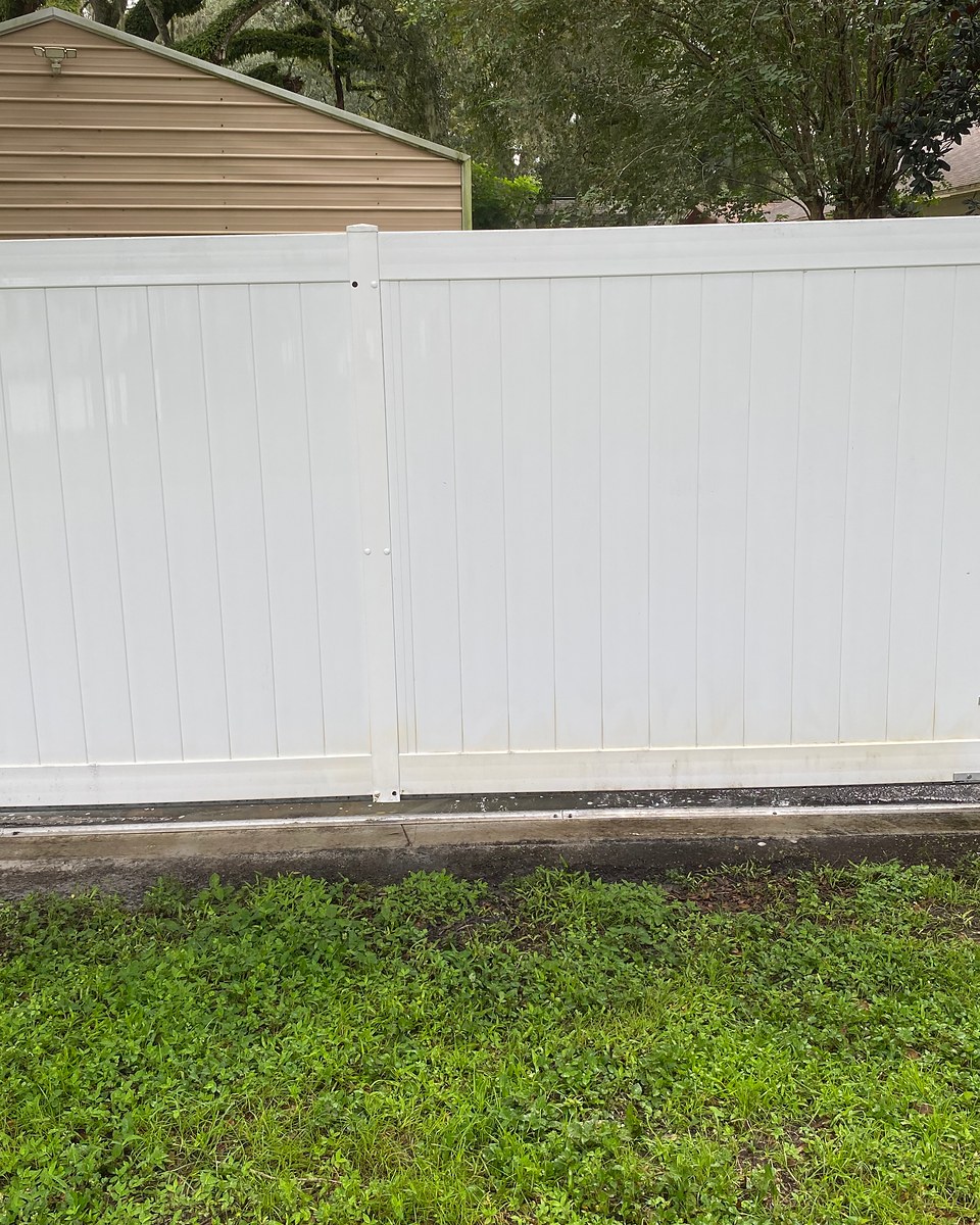 White vinyl fence after exterior cleaning.